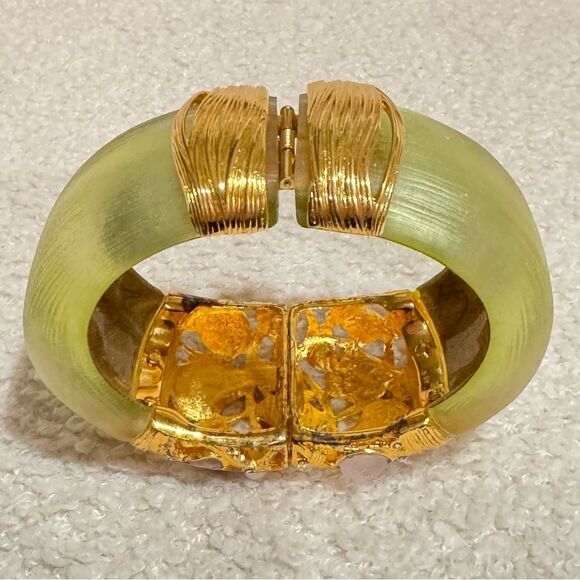 Elegant Gold and Green Bangle Bracelet From ALEXIS!!! SMALL WHITE MARK ONE SIDE! - Picture 5 of 11